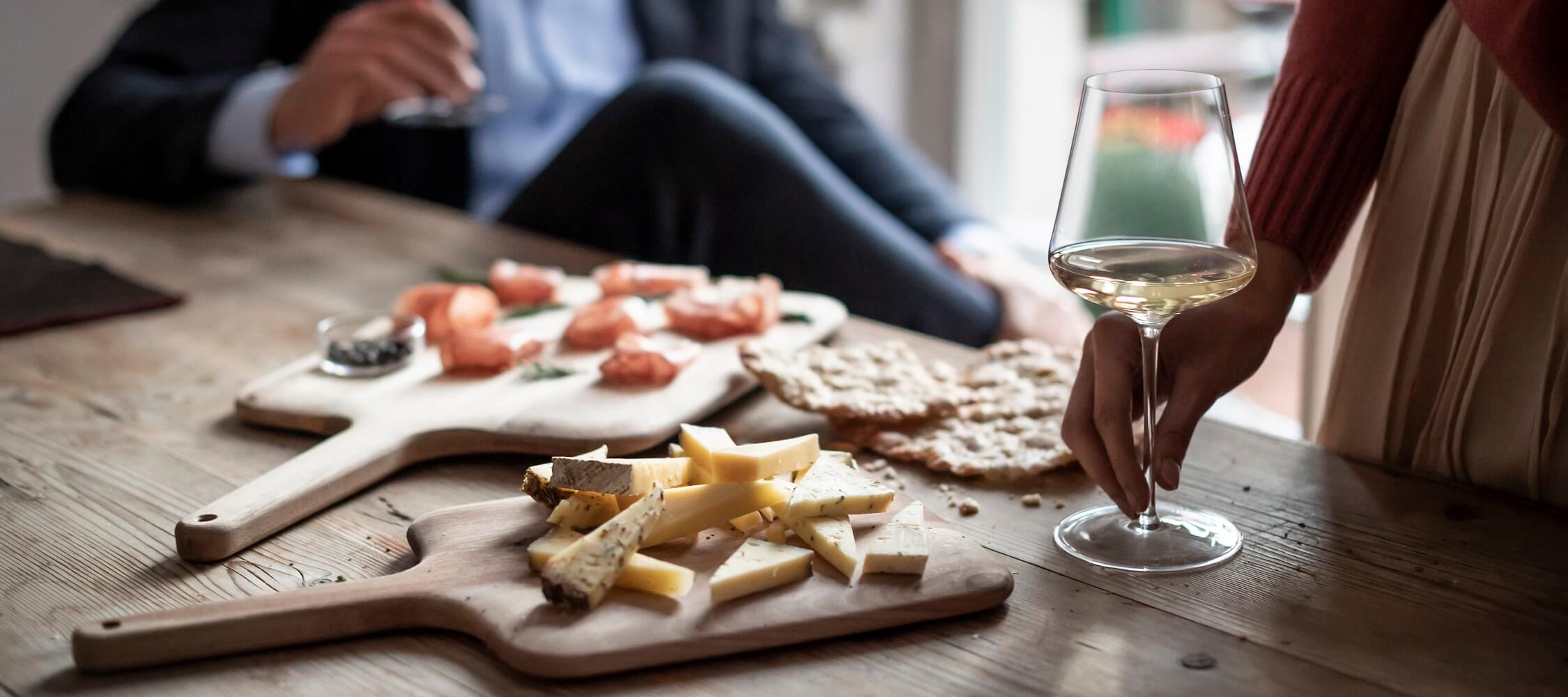 Restaurant_Essen_Antipasto_Vorspeise_Wein_Merende_Paar_IDM_AlexFilz_7905_2250x1000