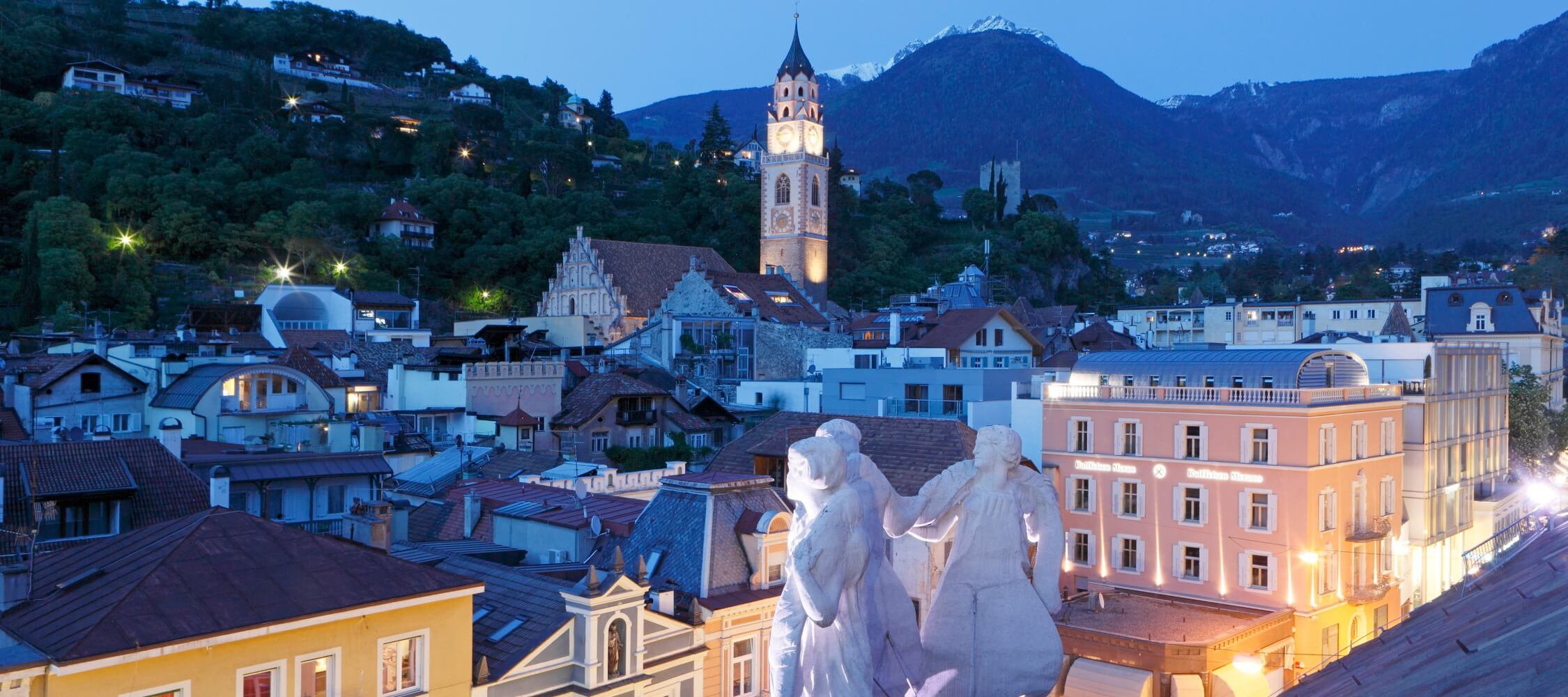 Italien-Trentino_Suedtirol_Alto_Adige_Merano_Meran_Besichtigen_Kultur_Altstadt_Kurhaus_Abend_Nacht_MGM-Frieder-Blickle_mgm00632frbl_2250x1000