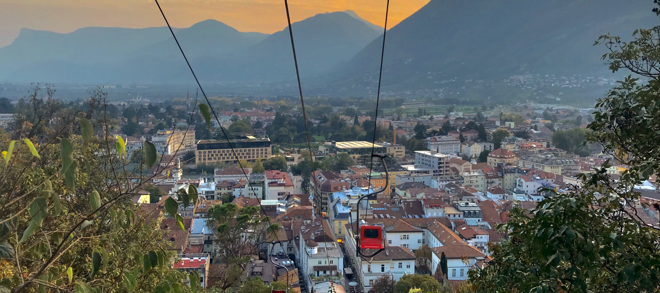 Italien-Trentino_Suedtirol_Alto_Adige_Merano_Meran_Besichtigen_Natur_Sessellift_Tirol_Panorama_Altstadt_319169270_2250x1000