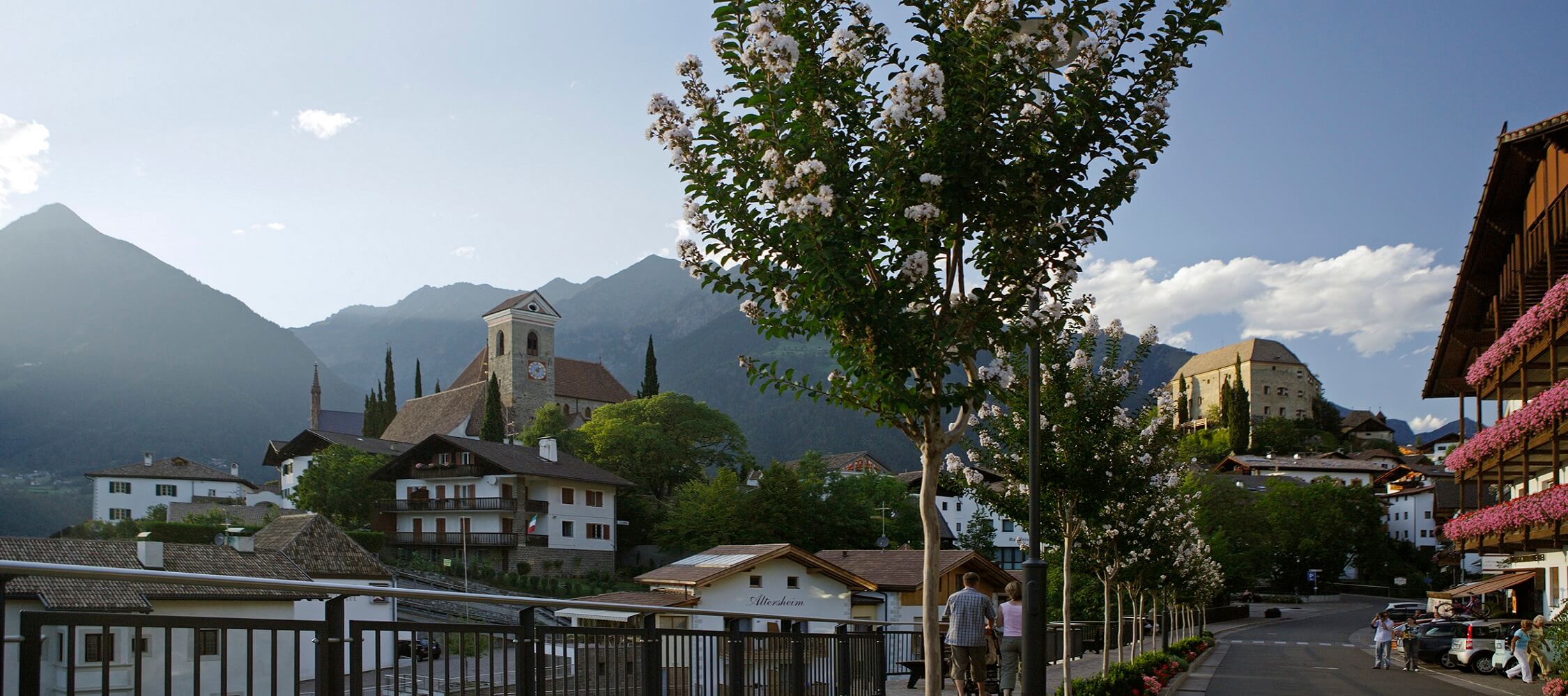 Italien-Trentino_Suedtirol_Alto_Adige_Merano_Meran_Besichtigen_Schenna _Sommer_Spring_mgm00034frbl_2250x1000