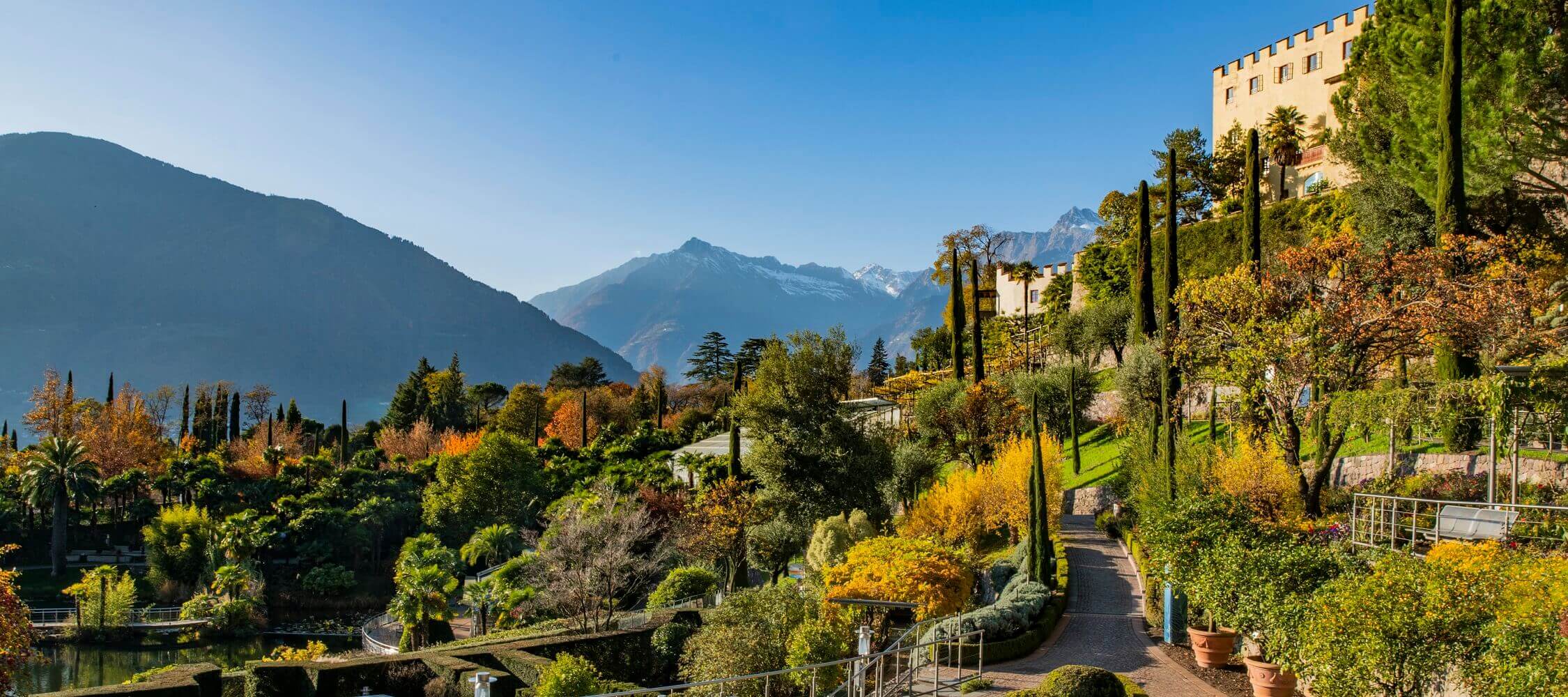 Trentino_Suedtirol_Meran_Natur_Besichtigen_Botanischer_Garten_Gaerten_von_Schloss_Trauttmansdorff_Herbst_KarlheinzSollbauer_01_2250x1000