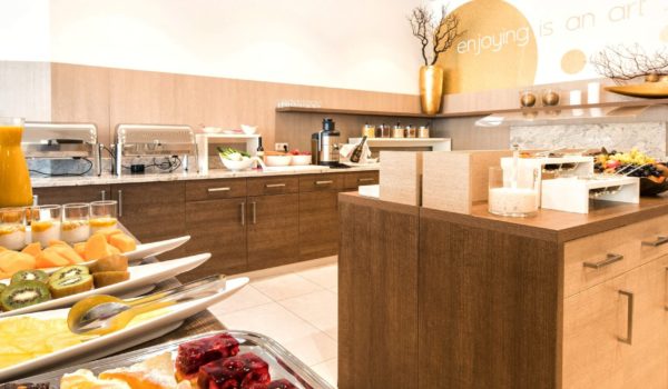 City Hotel Meran, sensationelles Frühstücksbuffet mit regionalen Qualitätsprodukten, italienischen Kaffeespezialitäten und Milchprodukten von Südtiroler Bergbauernhöfen. Sonntags Brunch für Langschläfer! ©Florian Busch