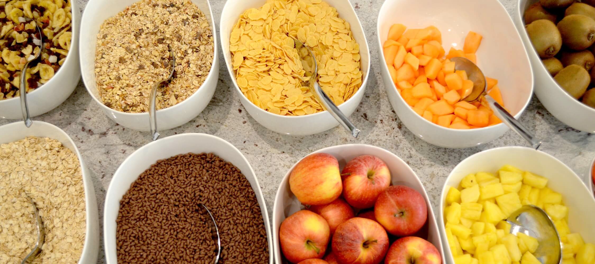 City_Hotel_Merano_Restaurant_Breakfast_Buffet_Fruehstueck_Essen_Cereals_Muesli_Obst_DSC_0368_2250x1000