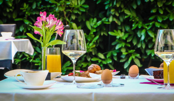 City Hotel Meran, Frühstück im Garten mit mediterranem Flair. Sensationelle Auswahl am Frühstückbuffet. Für die Langschläfer Sonntags auch etwas länger. ©Anguane