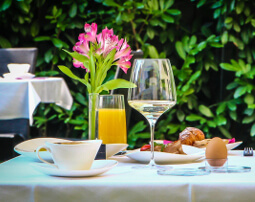 City Hotel Merano, mediterranean garden, breakfast, restaurant ©Anguane