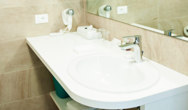 City Hotel Merano, suite. Bathroom with shower in natural stone, floor heating and for your well-beeing: hairdryer, shower gel, body lotion, shampoo and make-up mirror. Relax in our SPA: bathrobe, slippers and sauna towel do you find in your wellness-bag.