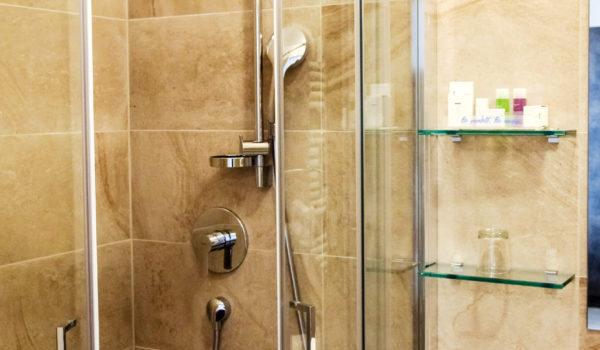 City Hotel Merano, camera singola. Nel bagno trovate specchio per il trucco, doccia, linea cortesia, asciugacapelli,  SPA-Kit ©Anguane