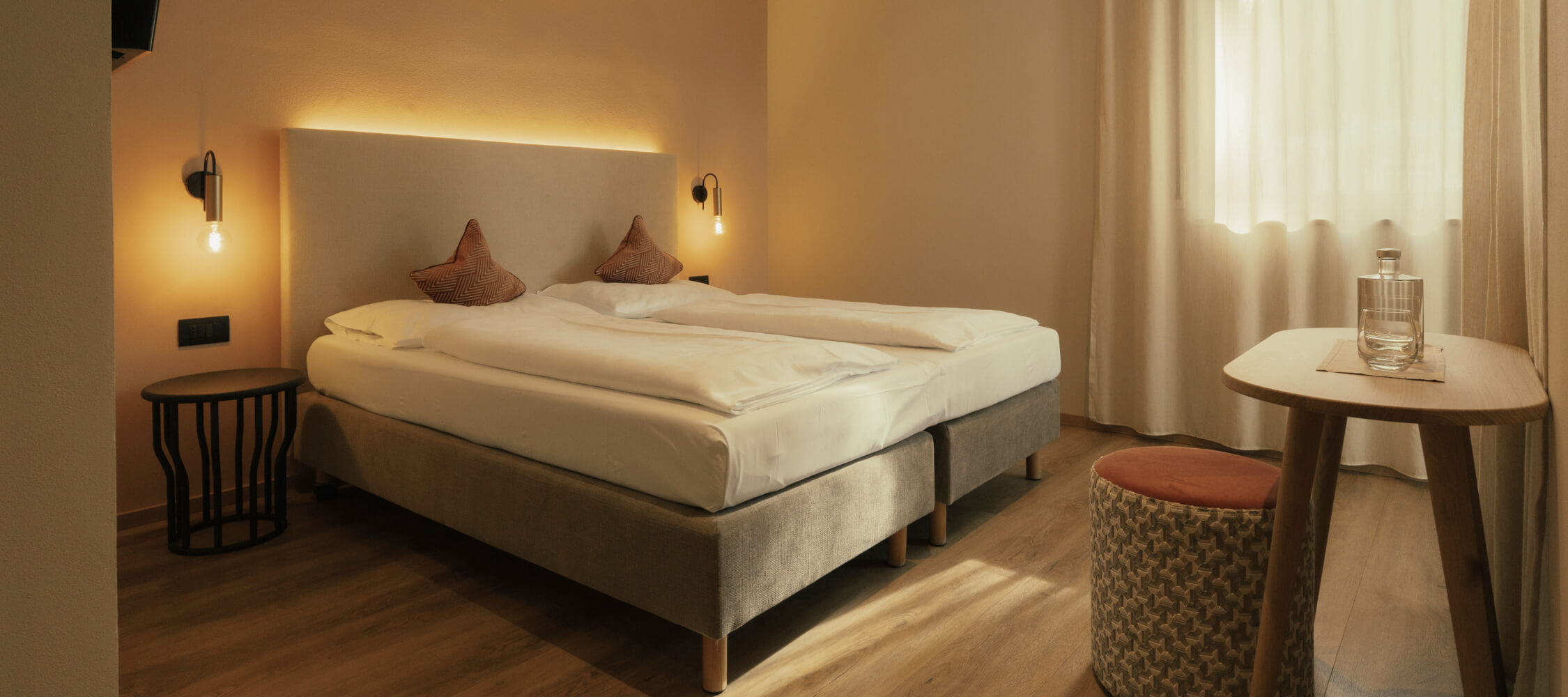 Hotel_Flora_Merano_Rooms_Komfort_Doppelzimmer_Camelia_26-04-22-upscale-13_2250x1000