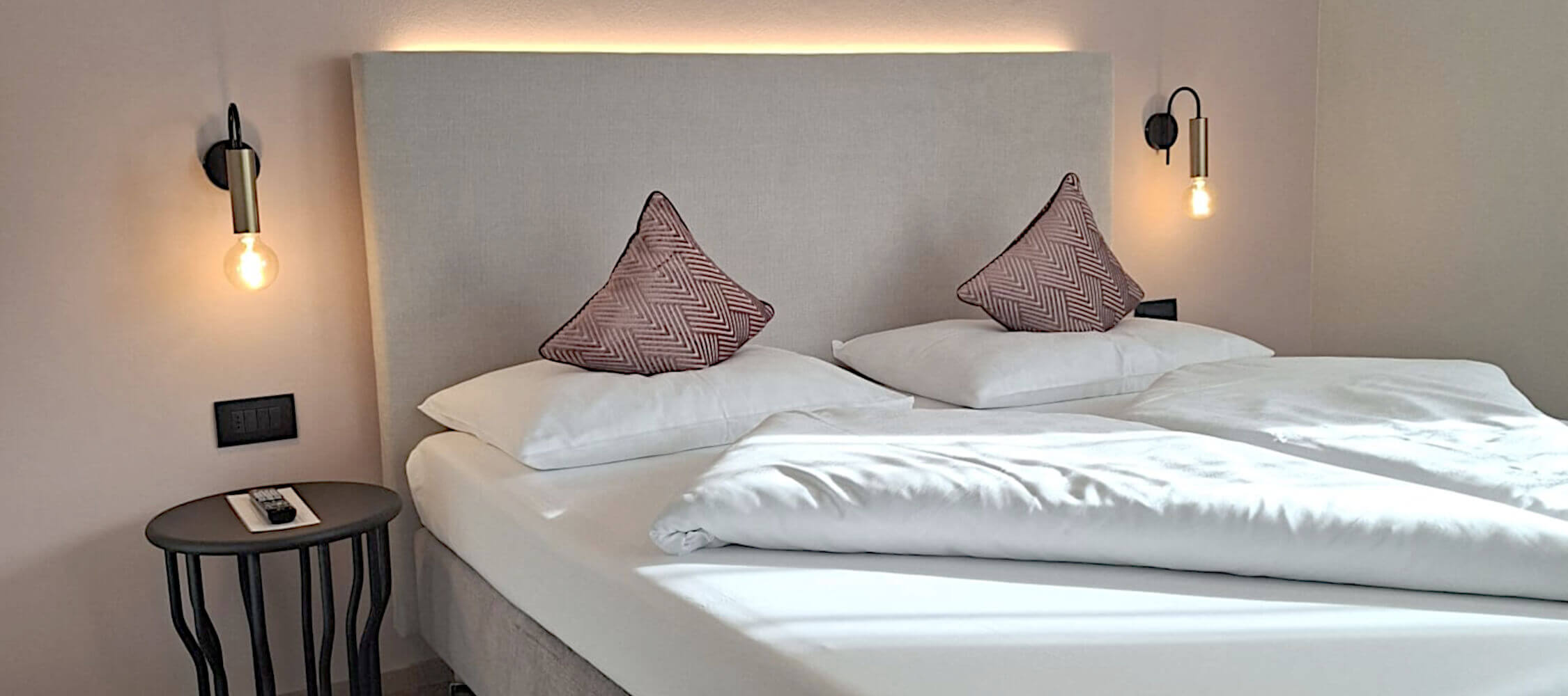 Hotel_Flora_Merano_Rooms_Komfort_Doppelzimmer_Camelia_KarinThieltges_WA0045_2250x1000