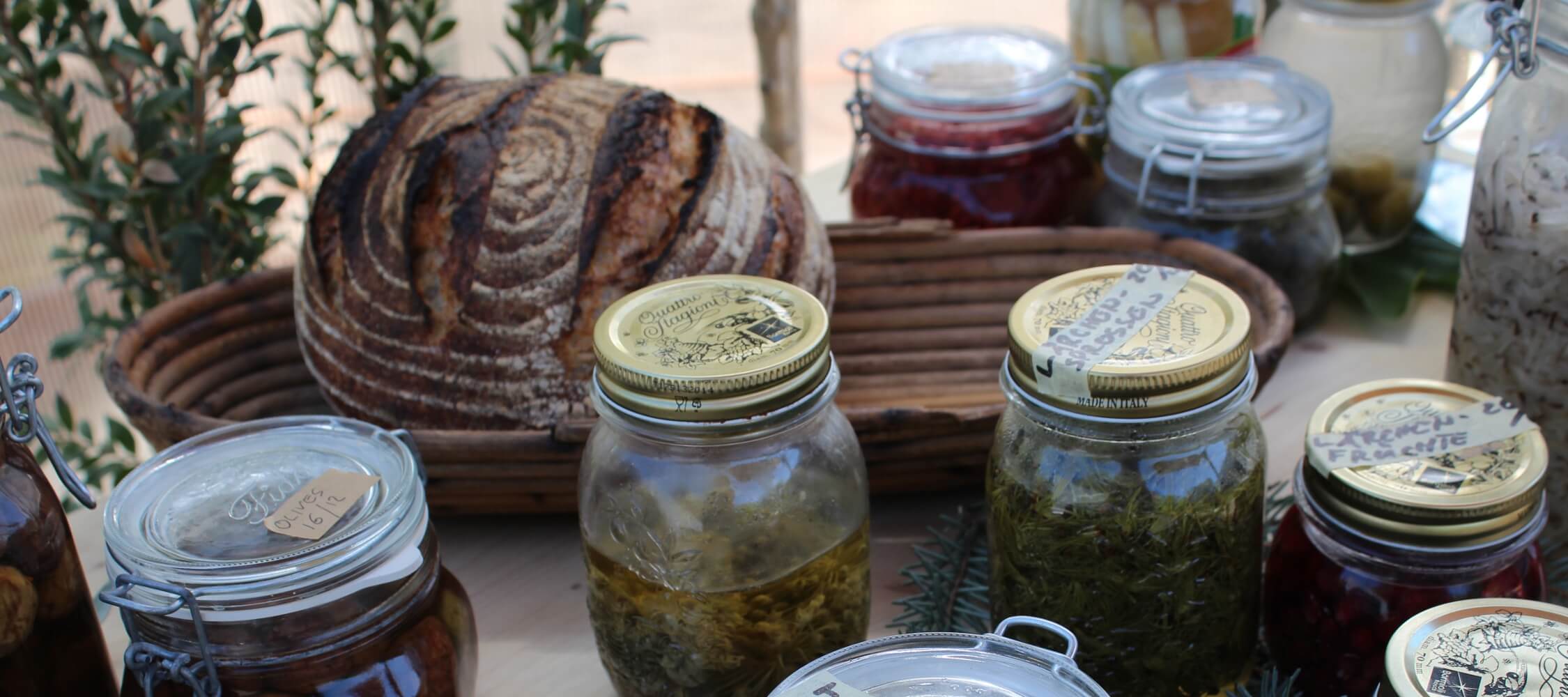 Italien-Trentino_Suedtirol_Alto_Adige_Merano_Meran_Essen_Kraeuter_Gewuerze_Produkte_MGM_Jakob-Haller-1_2250x1000