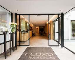 Hotel Flora, Meran, Eingang, Lobby, modern und hell, zentrale Lage zu Therme Meran, Christkindelsmarkt, Lauben, Passerpromenade, 3-Sterne Hotel