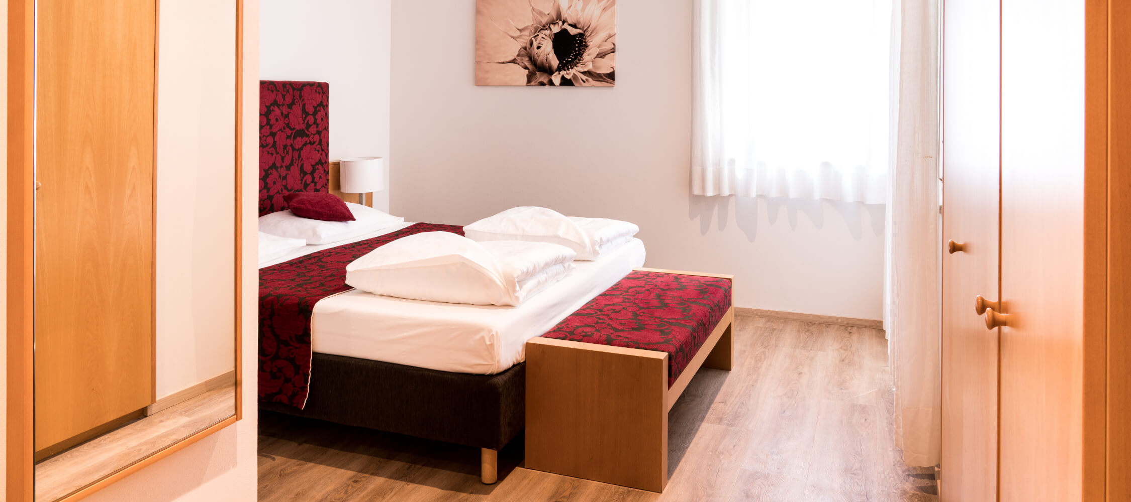 Hotel_Flora_Merano_Rooms_Komfort_Doppelzimmer_Camelia_DSC00871_BeatricePilotto_2250x1000