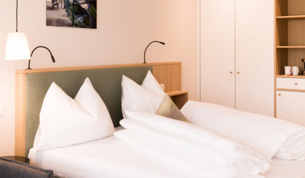 Das Calla Superior Doppelzimmer verfügt über ein King Size Doppelbett, eine Doppel-Schlafcouch und kleiner Loggia. ©Beatrice Pilotto