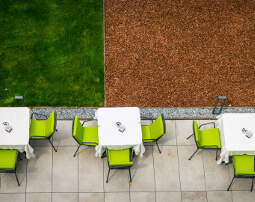 Hotel Flora Meran, mediterraner Garten, Passerpromenade, Nähe Lauben und Altstadt, Liegewiese, Terrasse, beheiztes Freibad