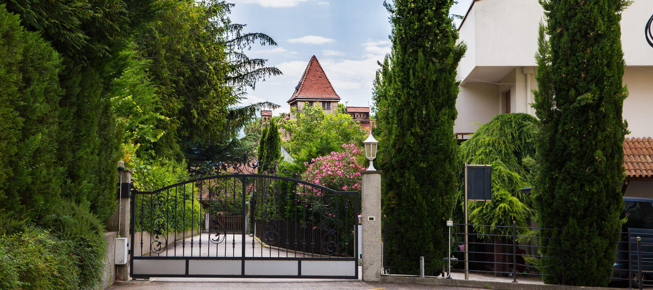 Hotel-Villa-Laurus-Merano-Aussen-Detail-Anguane-6785-2250x1000