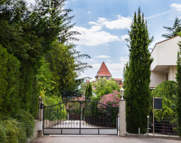 Hotel-Villa-Laurus-Merano-Aussen-Detail-Anguane-6785_255x202