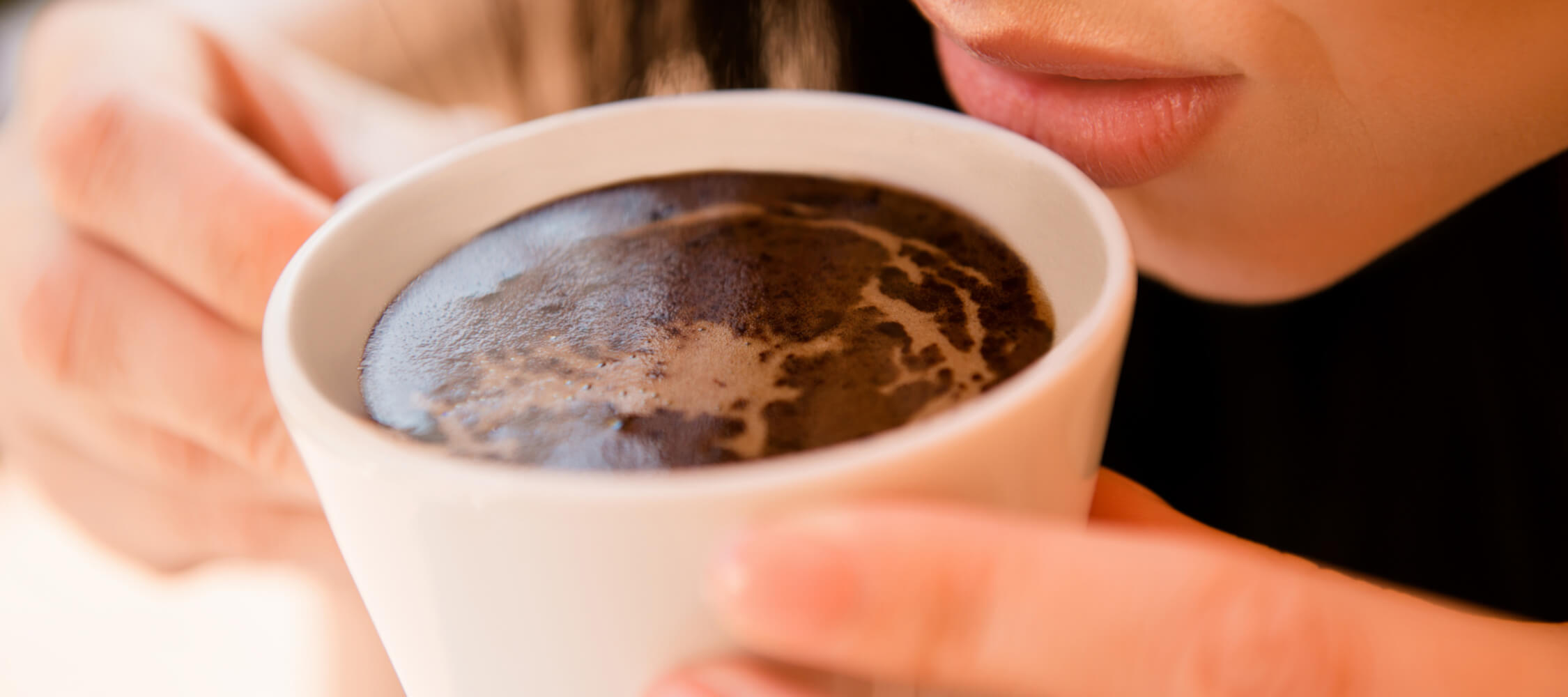 Hotel-Villa-Laurus-Merano-Bar-Drink-Kaffee-Frau-Detail-93552802_L-2250x1000