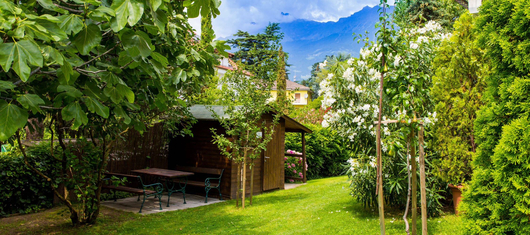 Hotel-Villa-Laurus-Merano-Garten-Detail-Anguane-6824-2250x1000