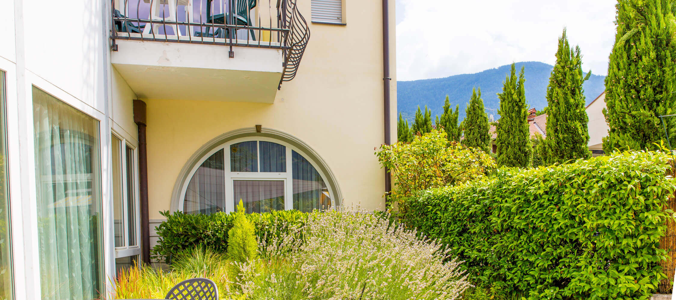 Hotel-Villa-Laurus-Merano-Garten-Terrasse-Detail-Anguane-6801-2250x1000