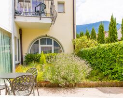 Hotel-Villa-Laurus-Merano-Garten-Terrasse-Detail-Anguane-6801-255x202