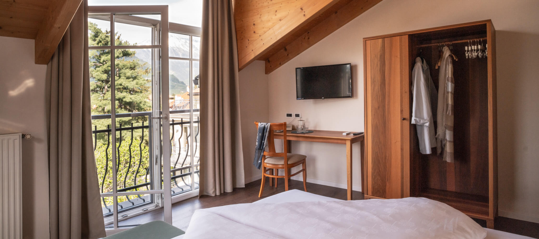 Hotel-Villa-Laurus-Merano-Rooms-Doppelzimmer-Vista-310-BeatricePilotto-L1410607_2250x1000