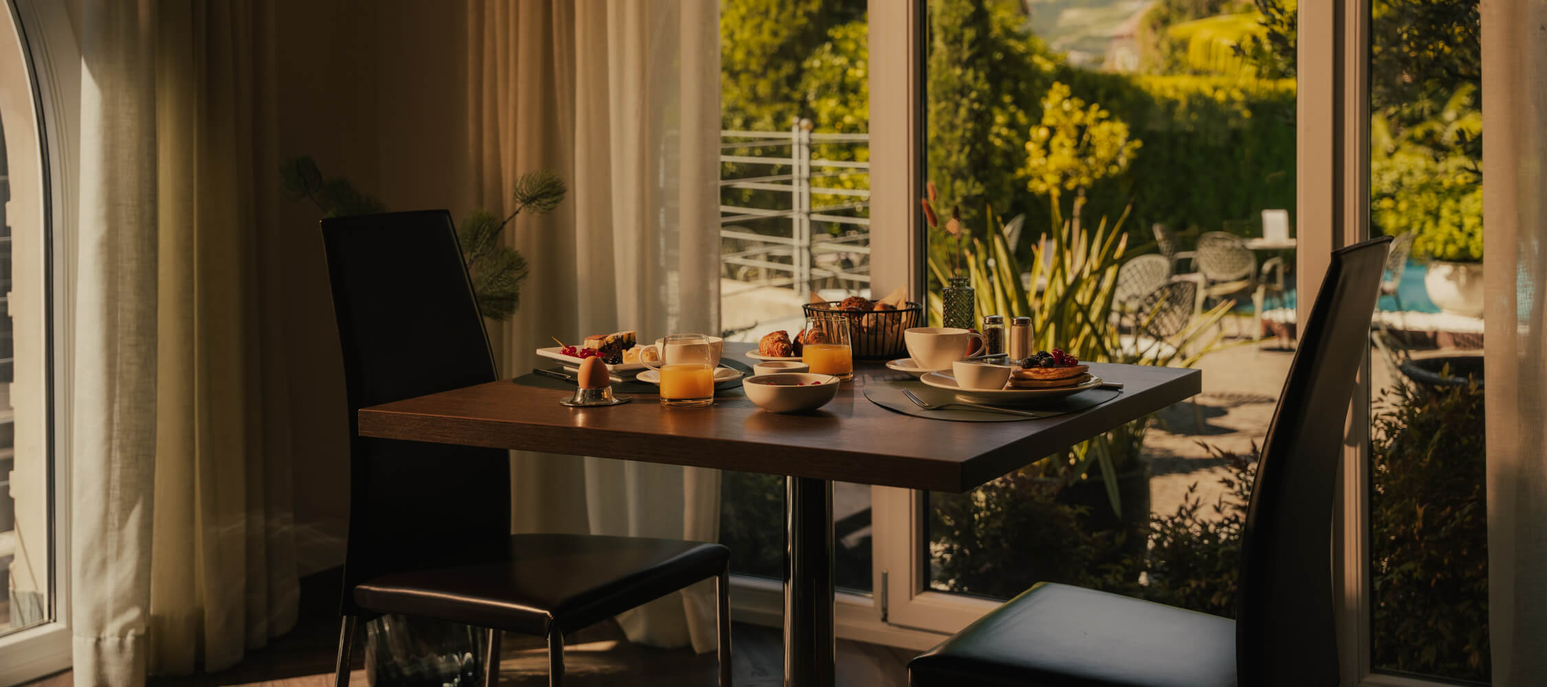 hotel-villa-laurus-26-05-22-upscale-13_breakfast_2250x1000