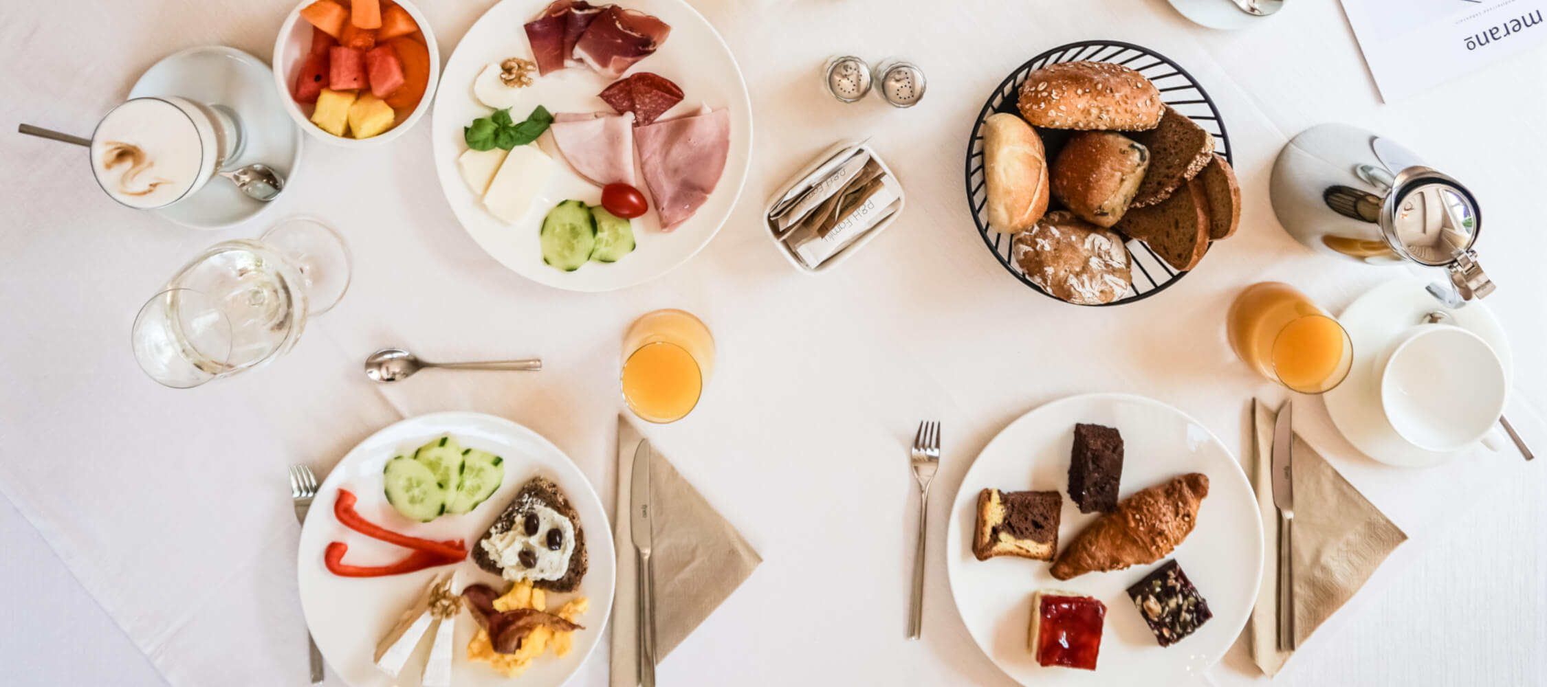 Hotel-Villa-Laurus-Merano-Bar-Lounge-Breakfast-Fruehstueck-Tisch-Anguane-05997-2250x1000-2
