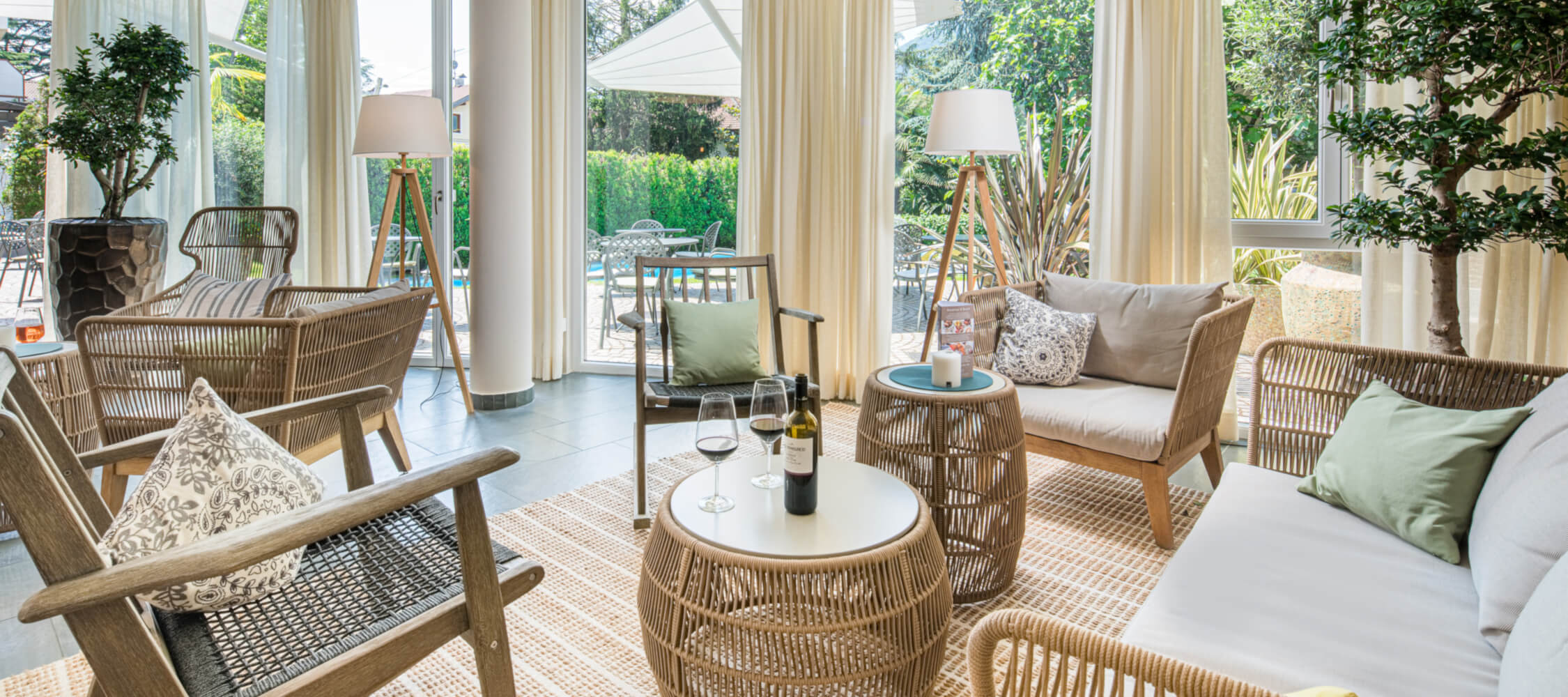 Hotel-Villa-Laurus-Merano-Bar-Lounge-A-FlorianBusch-1-2250x1000