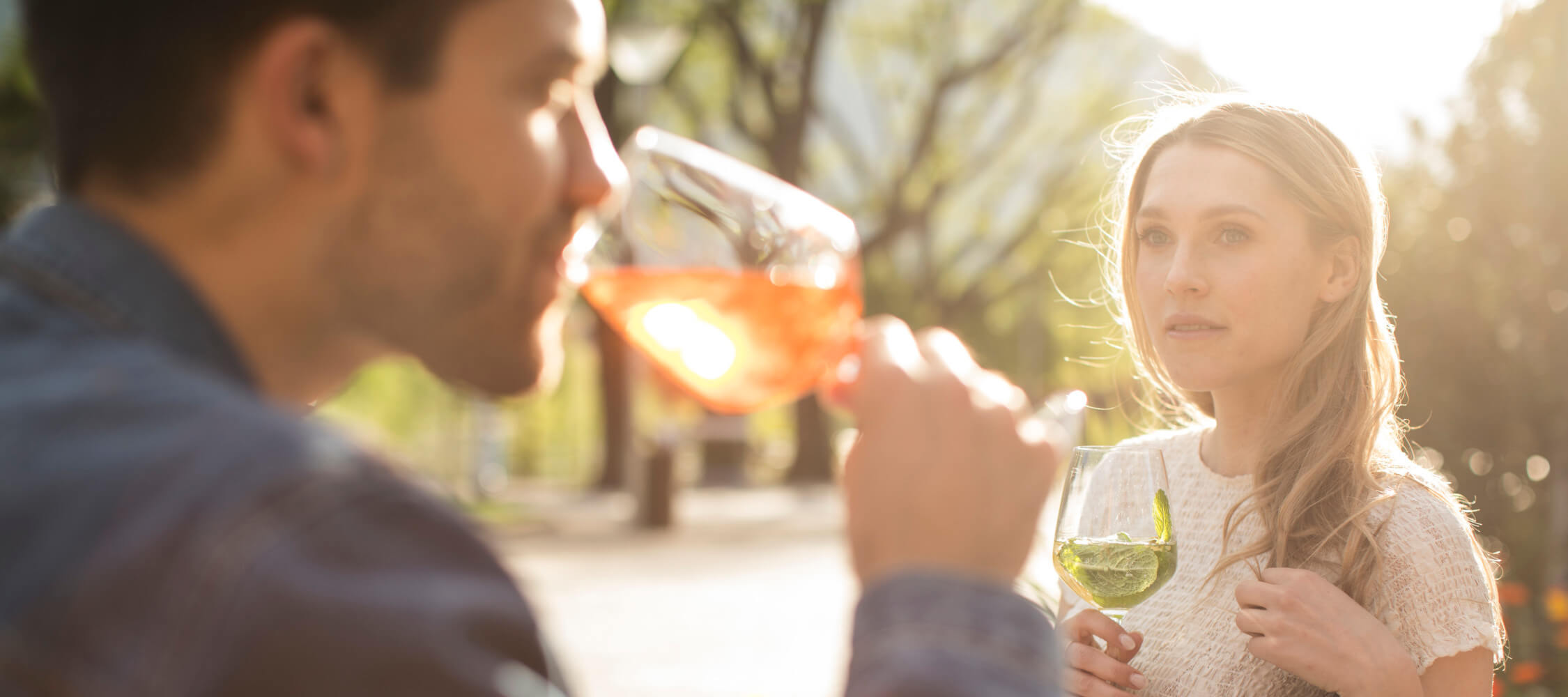 Italien-Trentino_Suedtirol_Alto_Adige_Merano_Meran_Lifestyle_Paar_Aperitif_Spring_IDM-MaxLautenschläger_idm06979mala_2250x1000