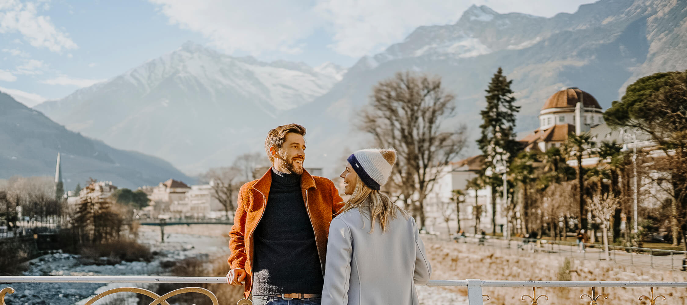 Italien-Trentino_Suedtirol_Alto_Adige_Merano_Meran_Natur_Winter_Promenade_Paar_IDM_9_FranziskaUnterholzner_2250x1000