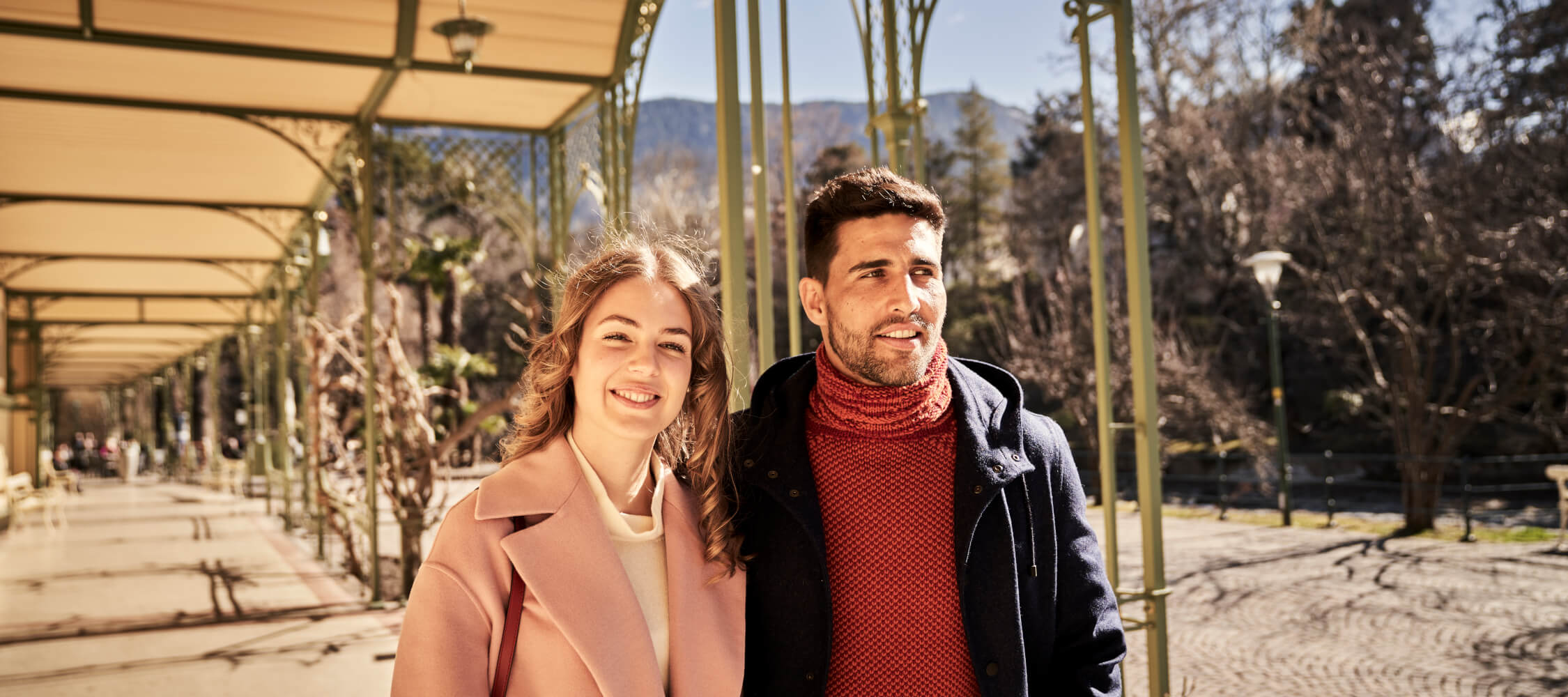 Italien-Trentino_Suedtirol_Alto_Adige_Merano_Meran_Natur_Winter_Promenade_Paar_KurverwaltungMeran_493_TommyHetzel_2250x1000