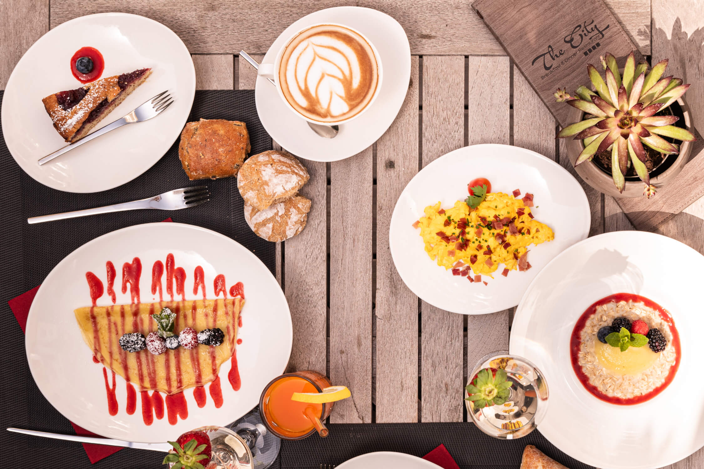 City_Hotel_Merano_Restaurant_Breakfast_Buffet_Fruehstueck_Terrasse_Tisch_Detail_Essen_BeatricePilotto_L1410237_2250x1500