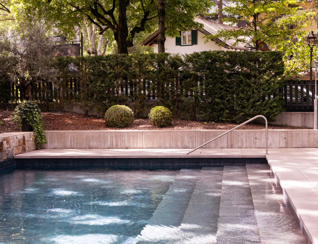 Hotel_Flora_Merano_Wellness_Garten_Freischwimmbad_BeatricePilotto_JH5A8214_1110x852