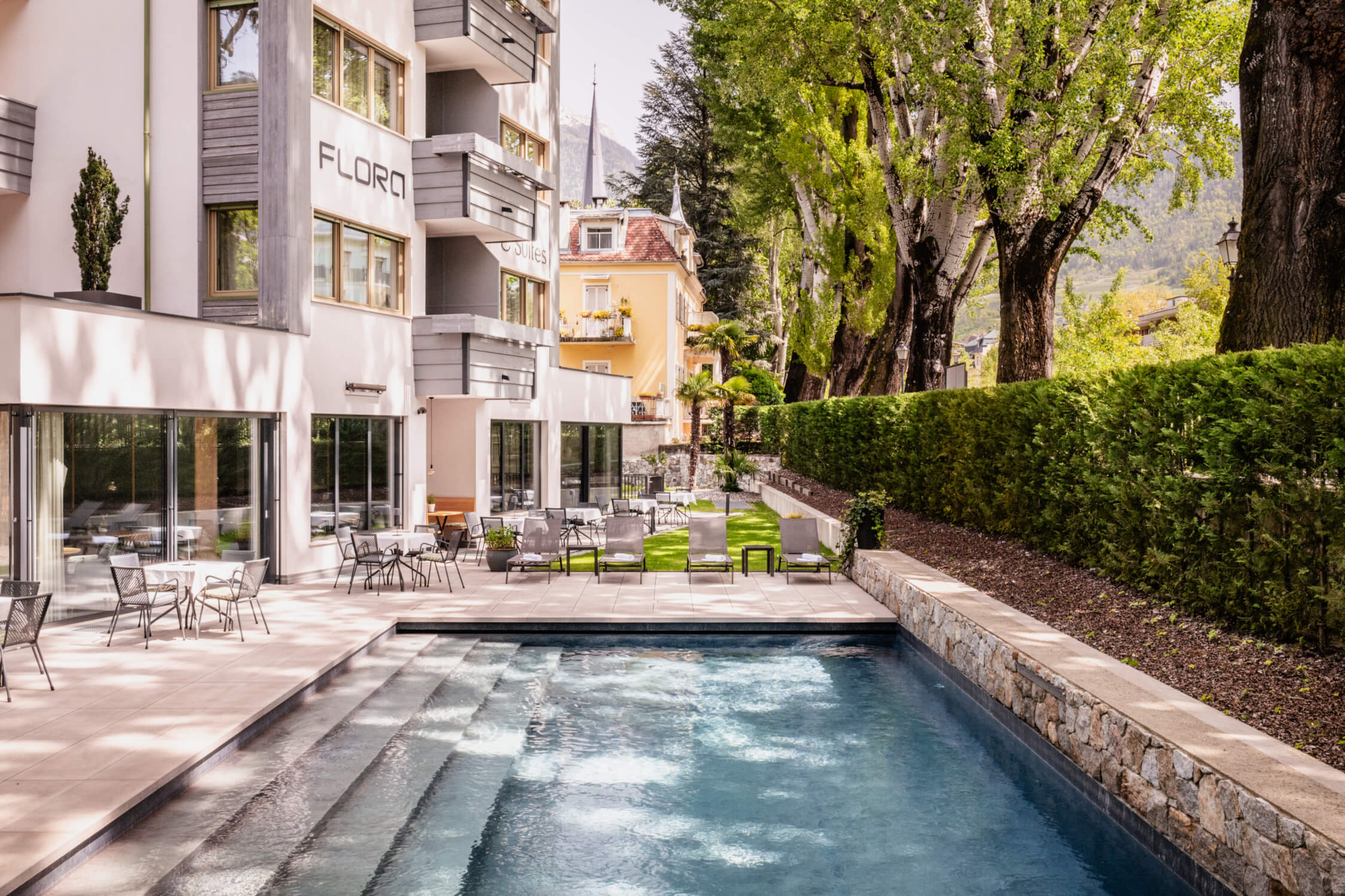 Hotel_Flora_Merano_Wellness_Garten_Freischwimmbad_BeatricePilotto_L1410329_2250x1500