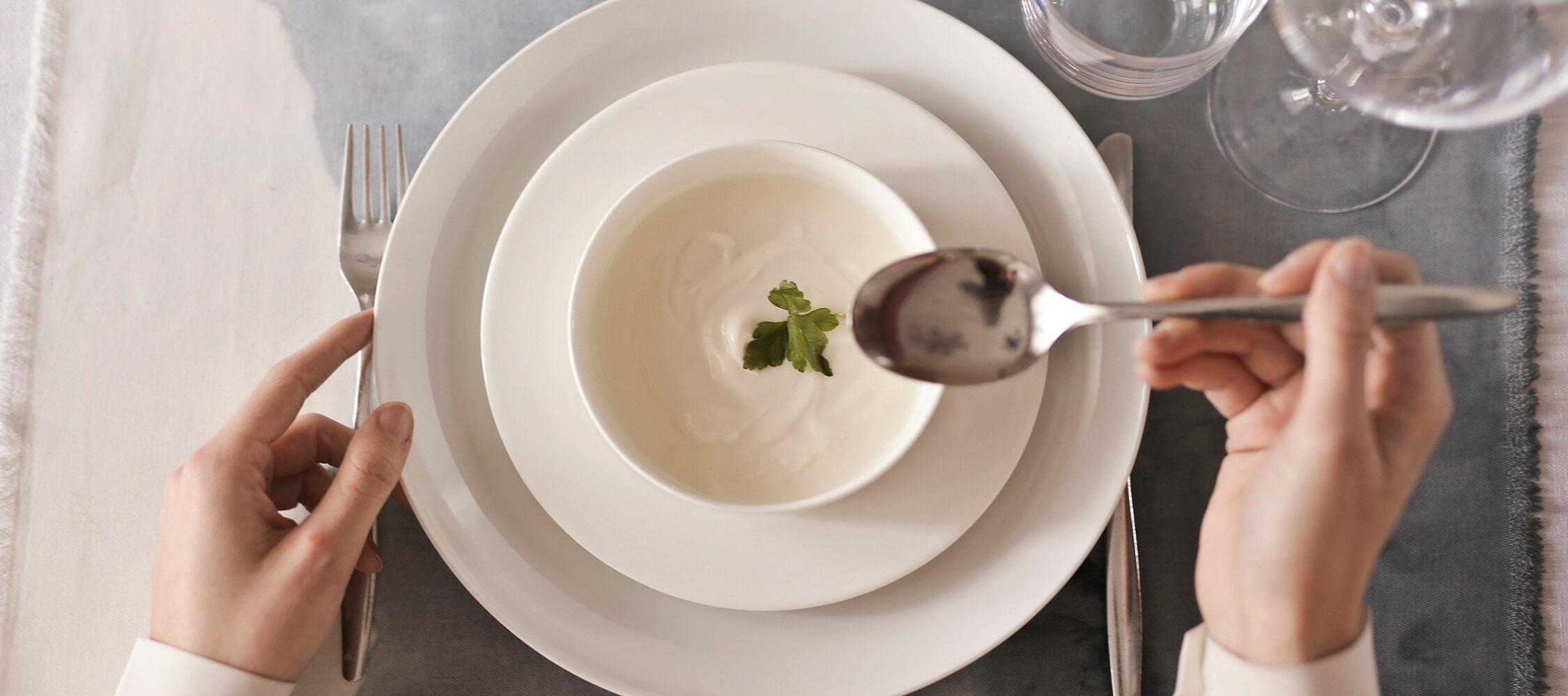 Restaurant_City_Hotel_Merano_Essen_Suppe_Vorspeise_Hauptspeise_Dinner_Abend_Menu_pexels-olly-914909_2250x1000