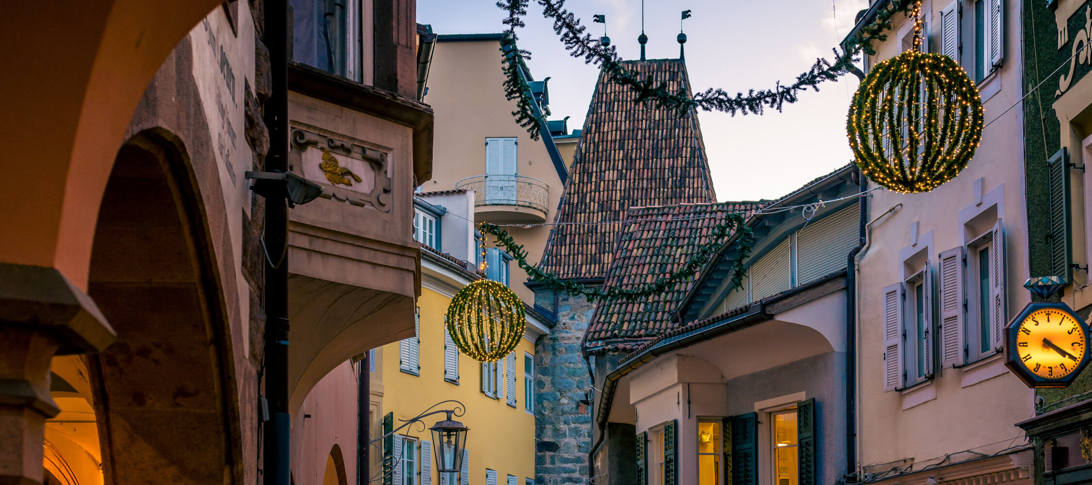 Italien-Trentino_Suedtirol_Alto_Adige_Merano_Meran_Erleben_Weihnachtsmarkt_Weihnachten_Winter_Nacht_Altstadt_185091888_2250x1000