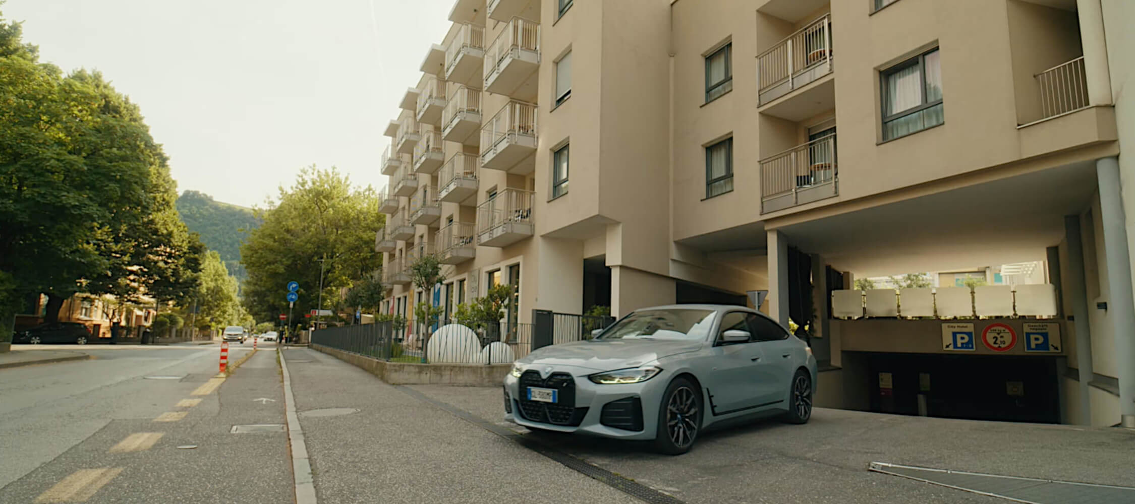 City_Hotel_Merano_Aussen_Alpinistrasse_Auto_Abreise_DanieleGiacobbe_2250x1000