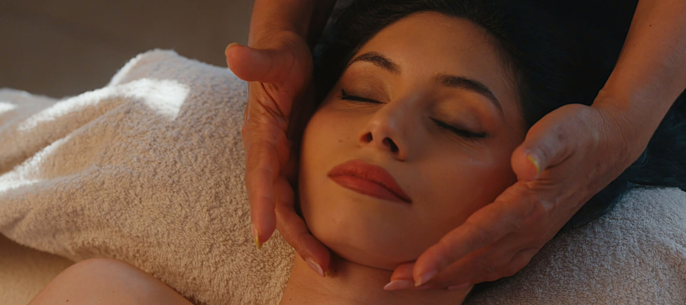 City_Hotel_Merano_Spa_Massage_Kopf_Gesicht_DanieleGiacobbe_2250x1000