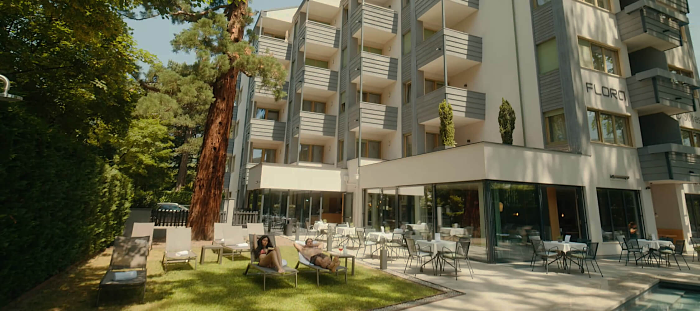 Hotel_Flora_Merano_Aussen_Fassade_Wellness_Garten_Paar_DanieleGiacobbe_2250x1000