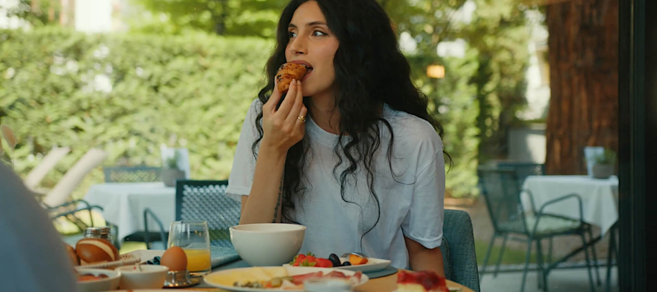 Hotel_Flora_Merano_Restaurant_Breakfast_Buffet_Fruehstueck_Essen_Detail_DanieleGiacobbe_2250x1000