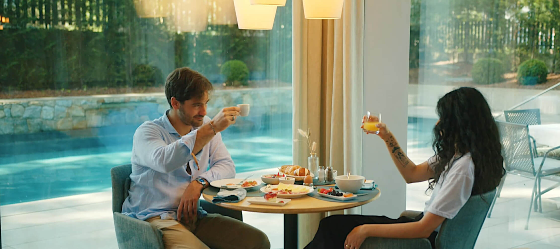 Hotel_Flora_Merano_Restaurant_Breakfast_Buffet_Fruehstueck_Essen_Paar_DanieleGiacobbe_2250x1000