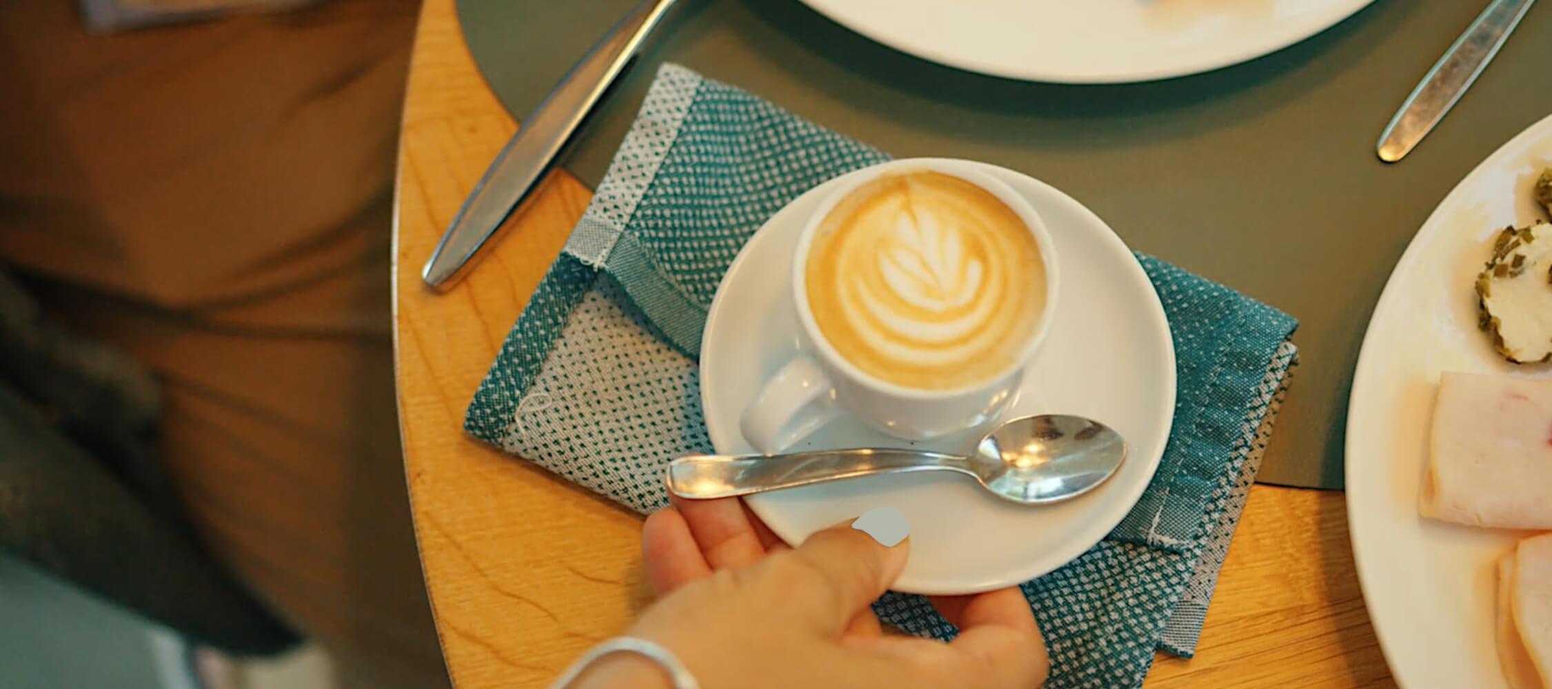 Hotel_Flora_Merano_Restaurant_Breakfast_Buffet_Fruehstueck_Kaffee_DanieleGiacobbe_2250x1000