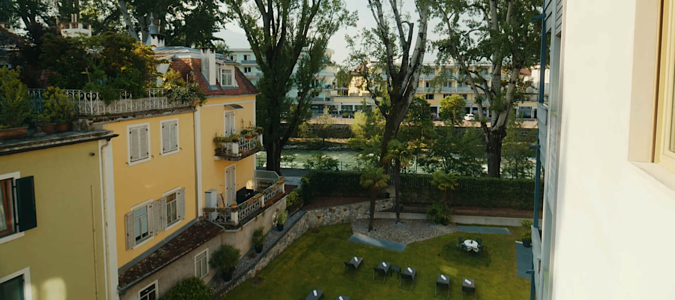 Hotel_Flora_Merano_Rooms_Suite_Tulpe_Balkon_Panorama_Aussicht_Promenade_DanieleGiacobbe_2250x1000