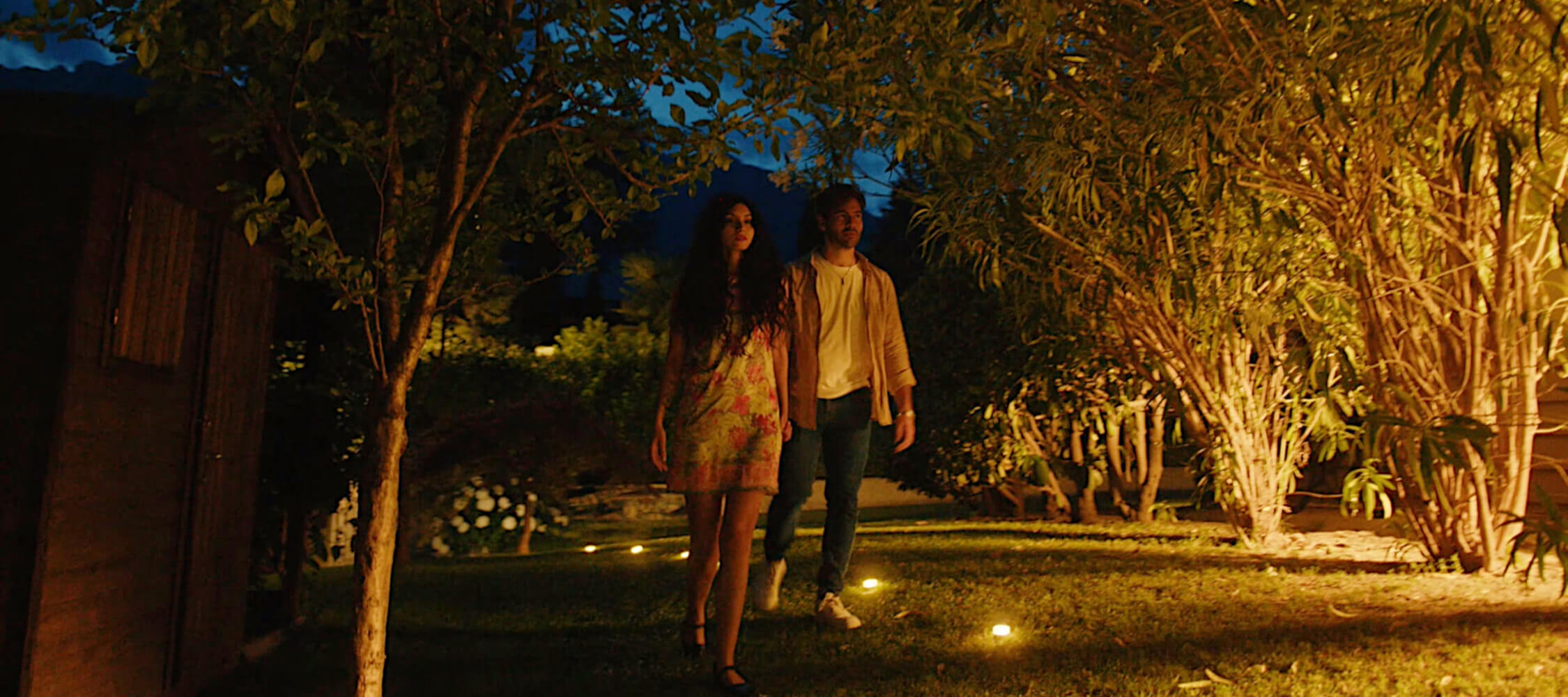 Hotel_Villa_Laurus_Aussen_Garten_Abend_Paar_DanieleGiacobbe_2250x1000