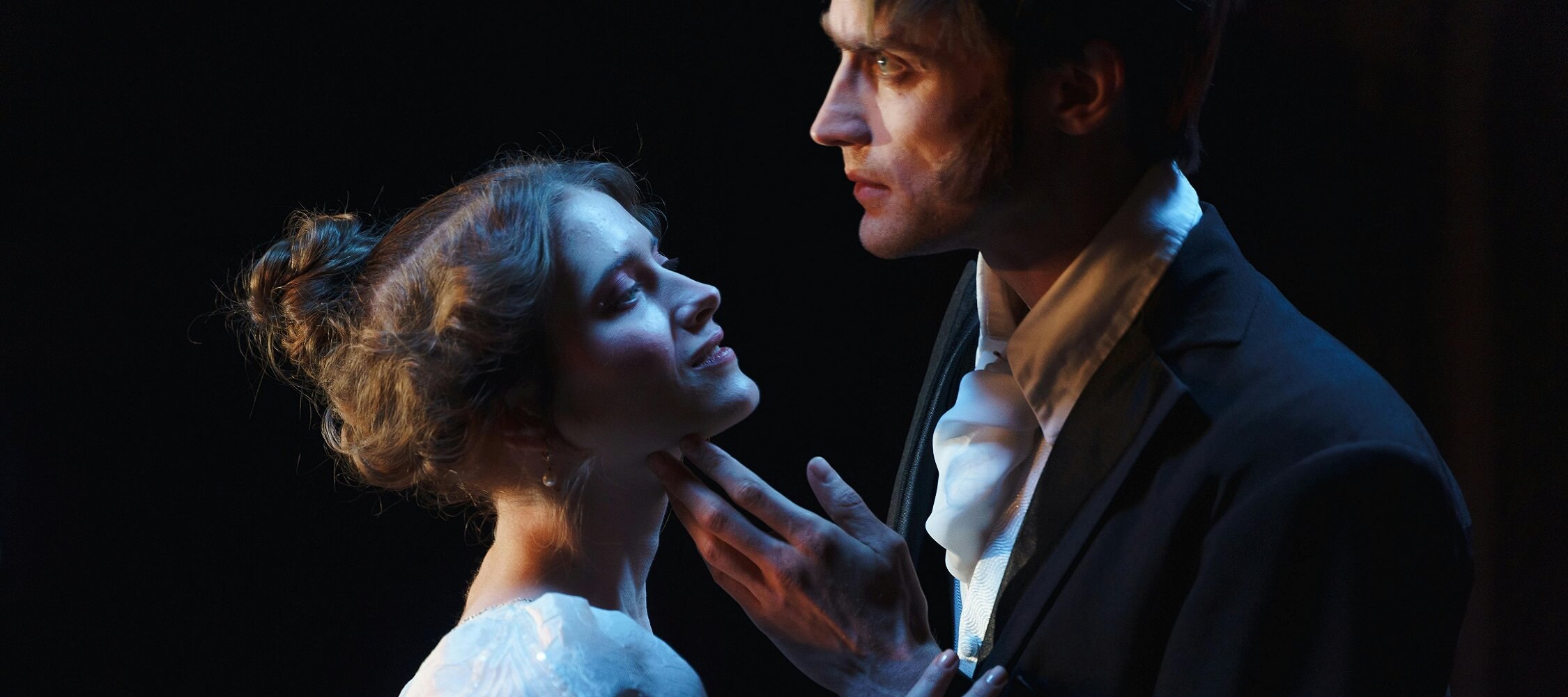 Italien-Trentino_Suedtirol_Alto_Adige_Merano_Meran_Kultur_Theater_Pexels_Cottonbro_6899927_2250x1000