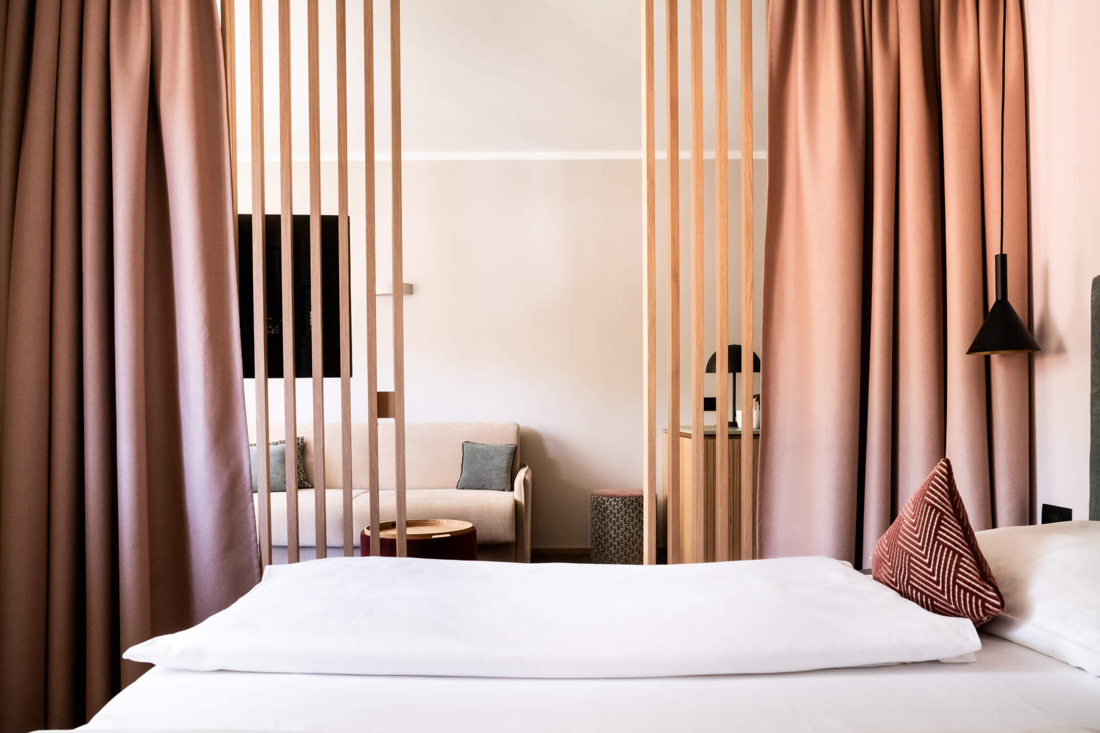 Hotel_Flora_Merano_Rooms_Suite_Tulpe_Schlafzimmer_BeatricePilotto_L1410404_2250x1500