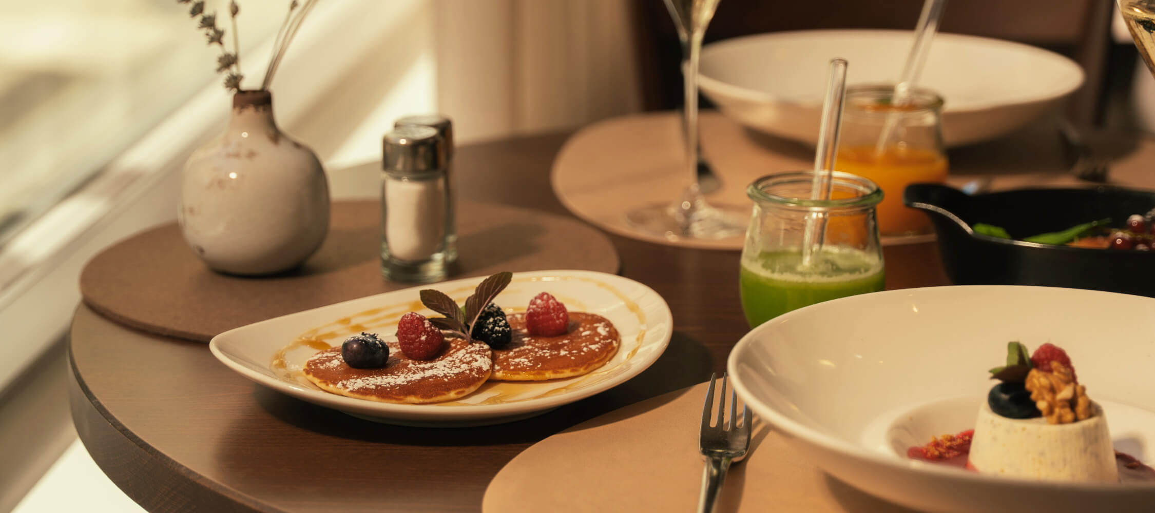 City_Hotel_Merano_Restaurant_Breakfast_Fruehstueck_Tisch_Detail_Essen_Upscale_26-04-21-54_2250x1000