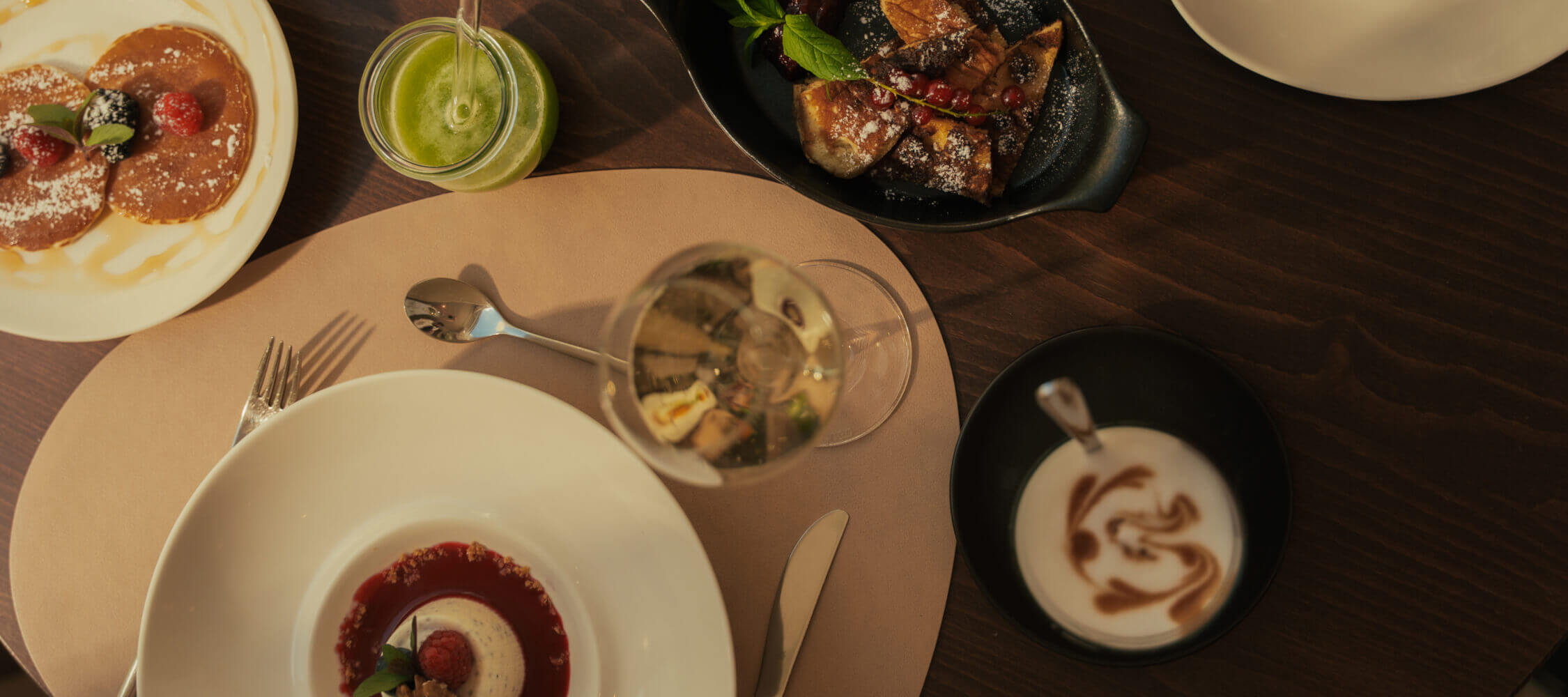 City_Hotel_Merano_Restaurant_Breakfast_Fruehstueck_Tisch_Detail_Essen_Upscale_26-04-21-57_2250x1000