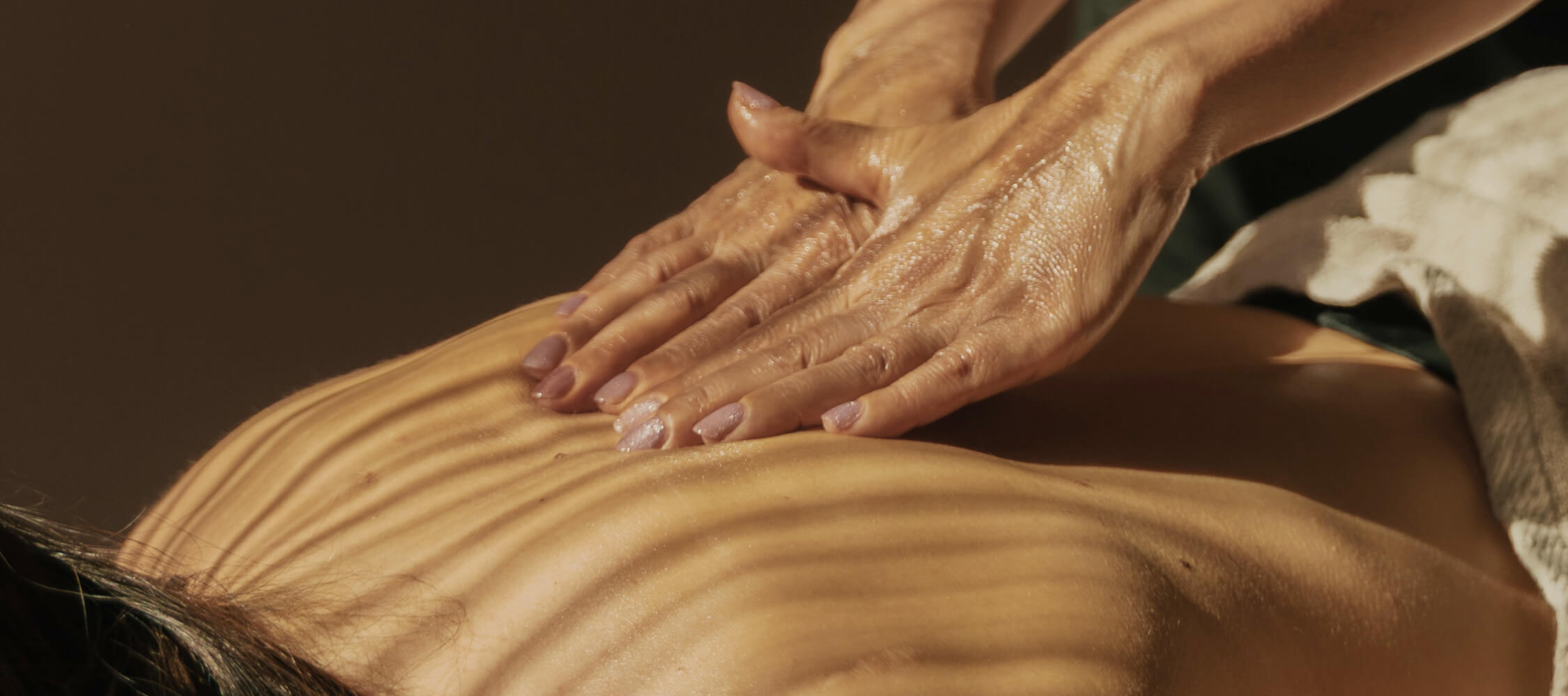 City_Hotel_Merano_Spa_Massage_Rücken_Upscale_26-04-21-13_2250x1000